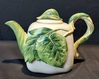 Beautiful Fitz and Floyd Classics Manhattan Garden Teapot