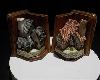 Pair of David Winter Wooden Bookends and 2 Houses