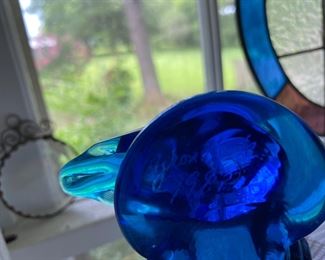 Hand blown blue glass animals. My friend Flo would love these so buy them so I don't have to make her drive all the way from Moundville.
