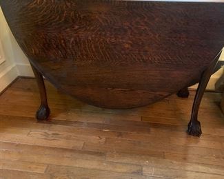 Pretty oak drop leaf table.