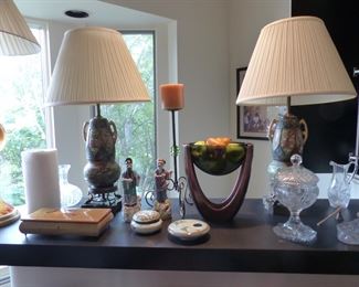 Pair of vintage Asian lamps & bricabrac