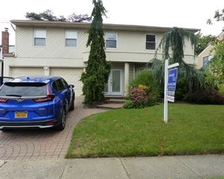 Lovely home (car "NOT FOR SALE")