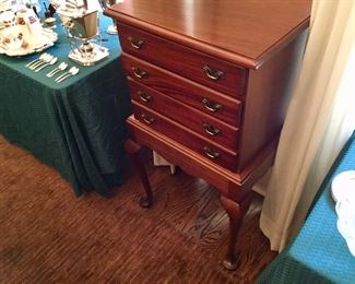 MAHOGANY 4 DRAWER SILVER CHEST ON QUENNE ANNE STYLE STAND
