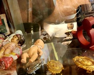 a Bakelite napkin rings, small dolls, 