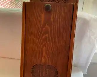 Wall mount recipe box