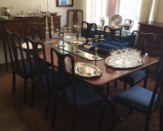 QUEENE ANNE STYLE DOUBLE PEDESTAL DINING ROOM TABLE IN MAHOGANY WITH TWO LEAVES WILL SEAT 10 PEOPLE