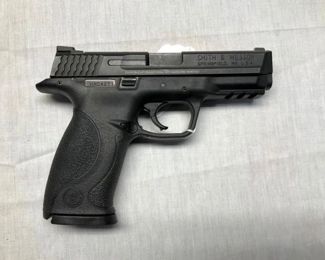 S&W M&P 40 W/ RAILING