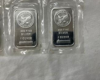 CLOSEUP RIGHTSIDE BARS