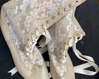 06 Womans Vintage Lace Heels