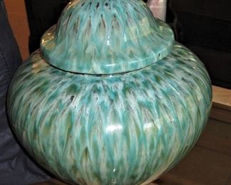 LARGE URN