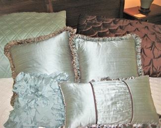KING BED COVERS AND PILLOWS
