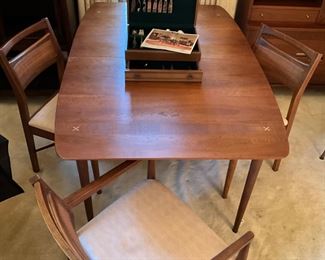 American of Martinsville “Accord” dining table w/4 chairs & 3 leaves $800