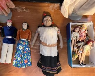 Antique dolls. Indian, Mexican and others. 