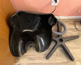 Hairdresser’s washstand. Missing the pole to put the basin onto the base. 