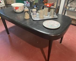 MCM black rounded corner table with 1 leaf, beer steins and more