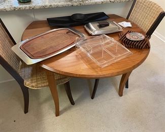 Drop-leaf (2 sides) kitchen table in excellent condition, 4 wider side chairs
