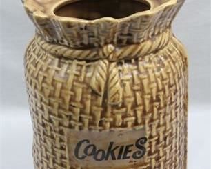 Lot 044   1 Bid(s)
McCoy Pottery Burlap Sack Cookie Jar #158