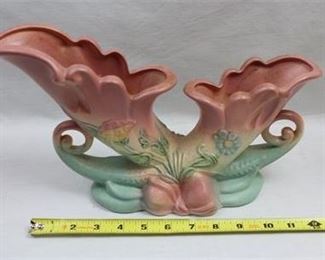Lot 046   5 Bid(s)
Hull Pottery Double Cornucopia Bow Knot Vase B-13 USA Hull Art Pink & Blue 1949