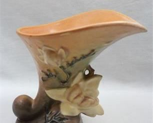 Lot 064   3 Bid(s)
Vintage Roseville 184-6" Cornucopia with Russet Brown Magnolia Flower Vase