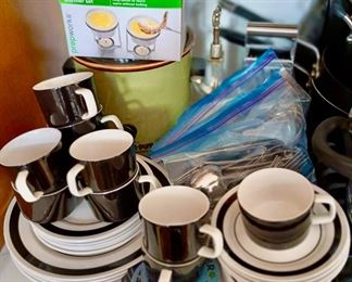 Mikasa - Tuxedo Dinnerware Set - 4 Dinner Plates, 10 Mugs, 9 Snack Plates