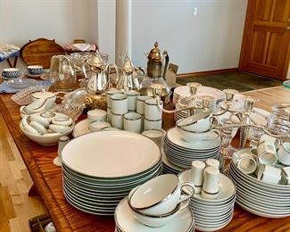 Fukagawa Arita Japanese Porcelain Dinnerware Set