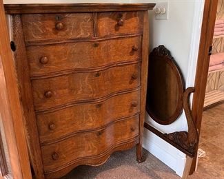 Early 1900s oak chest of drawers with mirror. 