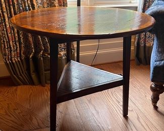 Fauld Cambridge Collection Round Accent Table (30"D x 28"H)