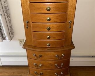 Upright jewelry chest
