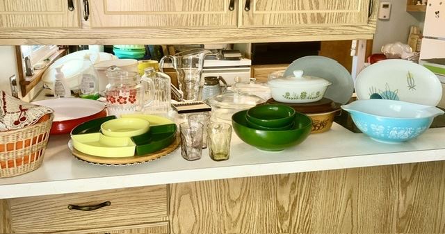 Vintage kitchen collectibles, Pyrex bowl & casseroles