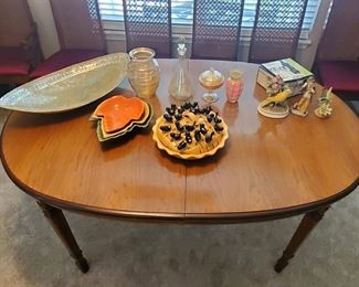 Dining table has (1) leaf