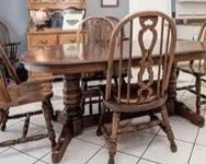 Kitchen table with (4) Windsor back chairs and (2) captains chairs