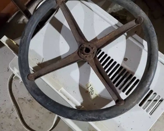 Vintage steering wheel....Ford?