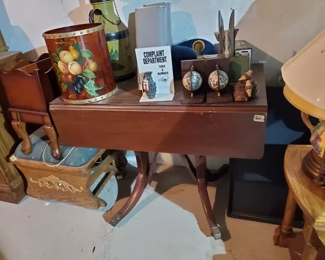 Drop-leaf Mahogany 30's dining table