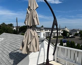 Very large freestanding umbrella