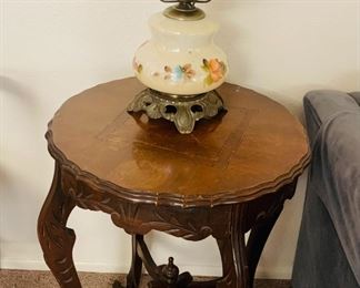 Vintage Round Accent Table / Vintage Lamp