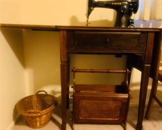 Vintage Singer Sewing Table w/ Machine