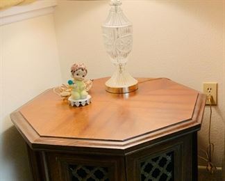 Vintage End Table / Table Lamp