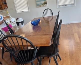 Stunning dining table which can be shortened on either end; seats 8 fully extended