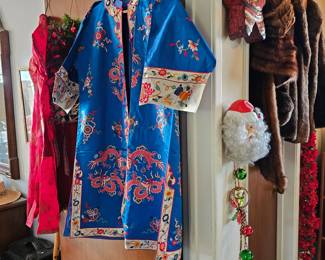 Vintage women's clothing. 
Purses, hats & other accessories.