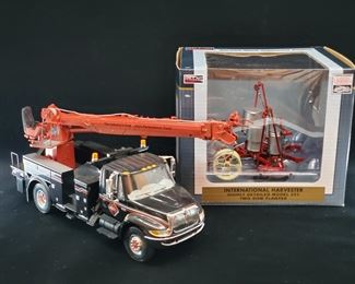 Lot 032-MT: “International” Die-cast Duo

Features:
•	Diecast International Harvester Model 251 Two Row Planter
•	Diecast International 4400 Series with Digger Derrick

