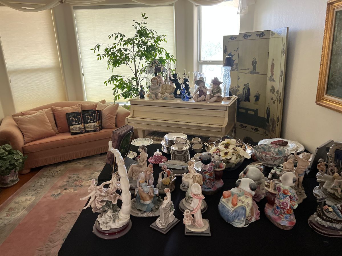 Living room view - Armani sculptures