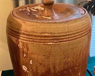 Pottery vessel with lid