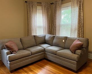 NICE SECTIONAL SOFA