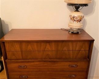 BEAUTIFUL MID-CENTURY BY HOLMAN MANUFACTURING CHEST OF DRAWERS.