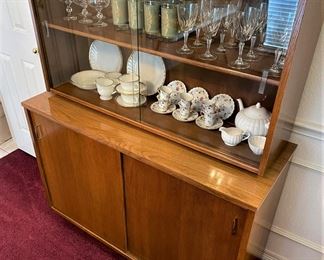 BEAUTIFUL MID-CENTURY BY HOLMAN MANUFACTURING CHINA CABINET.