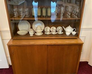 BEAUTIFUL MID-CENTURY BY HOLMAN MANUFACTURING CHINA CABINET.