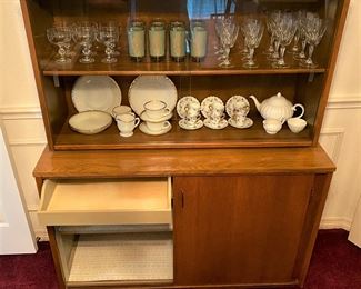BEAUTIFUL MID-CENTURY BY HOLMAN MANUFACTURING CHINA CABINET.