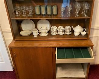 BEAUTIFUL MID-CENTURY BY HOLMAN MANUFACTURING CHINA CABINET.