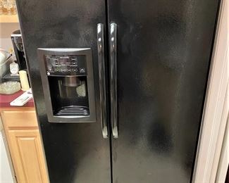 GE SIDE BY SIDE BLACK REFRIGERATOR FREEZER.
