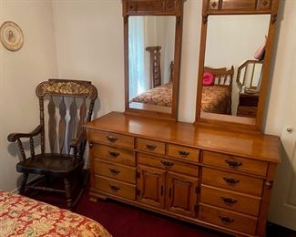 VINTAGE YOUNG REPUBLIC EARLY AMERICAN HARD ROCK MAPLE BEDROOM SET.